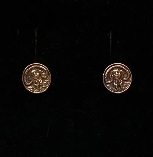 Bronze Ørestikkere - Sheela, sheila, irland, irsk, middelalder, symbol, gudinde, frugtbarhed, frugtbarhedssymbol, fertilitet, fødsel, amulet, frugtbarhed, lyst, frigørelse, kvinde, nøgen, kraft, styrke, øreringe, museumssmykker, biti, ribe, døbefond, gelsted,