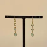 Forgyldte Ørenringe med 3 facetslebne Sten - Calzedon, lyseblå, sten, ægte, guld, forgyldt, guldbelagt, sterling, sølv, gyldne, lange, festlige, fest, øreringe, hængere, hængeøreringe, farver, krystaller, smukke, flotte, fine, moderne, susanne friis bjørner, pico, enamel, cph, maanesten, stine a, dansk, design, biti, ribe