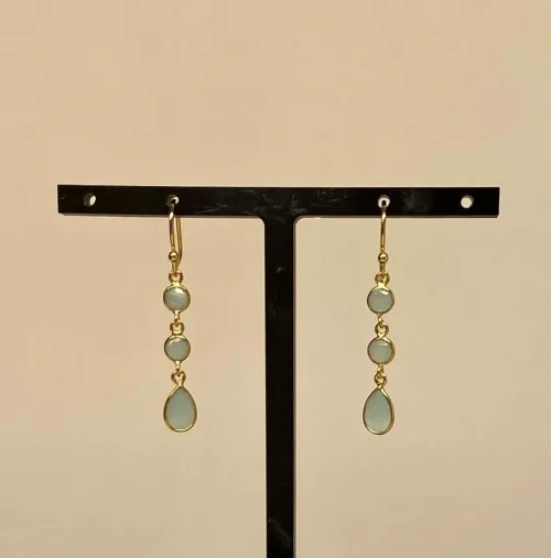 Forgyldte Ørenringe med 3 facetslebne Sten - Calzedon, lyseblå, sten, ægte, guld, forgyldt, guldbelagt, sterling, sølv, gyldne, lange, festlige, fest, øreringe, hængere, hængeøreringe, farver, krystaller, smukke, flotte, fine, moderne, susanne friis bjørner, pico, enamel, cph, maanesten, stine a, dansk, design, biti, ribe