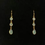 Forgyldte Ørenringe med 3 facetslebne Sten - Calzedon, lyseblå, sten, ægte, guld, forgyldt, guldbelagt, sterling, sølv, gyldne, lange, festlige, fest, øreringe, hængere, hængeøreringe, farver, krystaller, smukke, flotte, fine, moderne, susanne friis bjørner, pico, enamel, cph, maanesten, stine a, dansk, design, biti, ribe