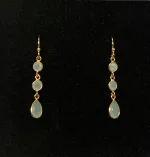 Forgyldte Ørenringe med 3 facetslebne Sten - Calzedon, lyseblå, sten, ægte, guld, forgyldt, guldbelagt, sterling, sølv, gyldne, lange, festlige, fest, øreringe, hængere, hængeøreringe, farver, krystaller, smukke, flotte, fine, moderne, susanne friis bjørner, pico, enamel, cph, maanesten, stine a, dansk, design, biti, ribe