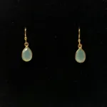 Guld Ørenringe med Facetslebet Lille Dråbe - Calzedon, chalzedon, lyseblå, opal, opac, babyblå, aqua, farvet, 111, 5250, iriserende, champagnefarvet, 5250, 116, sten, ægte, guld, forgyldt, guldbelagt, sterling, sølv, gyldne, lange, festlige, fest, øreringe, hængere, hængeøreringe, farver, krystaller, smukke, flotte, fine, moderne, susanne friis bjørner, pico, enamel, cph, maanesten, stine a, dansk, design, biti, ribe