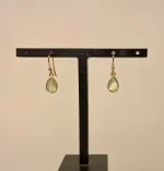 Guld Ørenringe med Facetslebet Lille Dråbe - Prehnit, prenit, lysegrøn, opal, opac, iriserende, champagnefarvet, 5250, 116, sten, ægte, guld, forgyldt, guldbelagt, sterling, sølv, gyldne, lange, festlige, fest, øreringe, hængere, hængeøreringe, farver, krystaller, smukke, flotte, fine, moderne, susanne friis bjørner, pico, enamel, cph, maanesten, stine a, dansk, design, biti, ribe