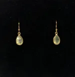 Guld Ørenringe med Facetslebet Lille Dråbe - Prehnit, prenit, lysegrøn, opal, opac, iriserende, champagnefarvet, 5250, 116, sten, ægte, guld, forgyldt, guldbelagt, sterling, sølv, gyldne, lange, festlige, fest, øreringe, hængere, hængeøreringe, farver, krystaller, smukke, flotte, fine, moderne, susanne friis bjørner, pico, enamel, cph, maanesten, stine a, dansk, design, biti, ribe