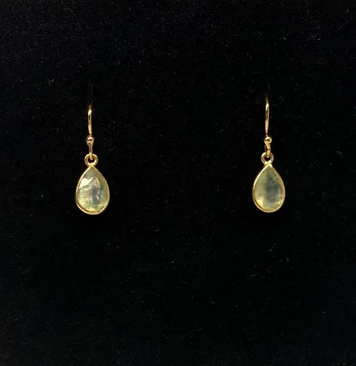 Guld Ørenringe med Facetslebet Lille Dråbe - Prehnit, prenit, lysegrøn, opal, opac, iriserende, champagnefarvet, 5250, 116, sten, ægte, guld, forgyldt, guldbelagt, sterling, sølv, gyldne, lange, festlige, fest, øreringe, hængere, hængeøreringe, farver, krystaller, smukke, flotte, fine, moderne, susanne friis bjørner, pico, enamel, cph, maanesten, stine a, dansk, design, biti, ribe