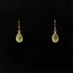 Guld Ørenringe med Facetslebet Lille Dråbe - Prehnit, prenit, lysegrøn, opal, opac, iriserende, champagnefarvet, 5250, 116, sten, ægte, guld, forgyldt, guldbelagt, sterling, sølv, gyldne, lange, festlige, fest, øreringe, hængere, hængeøreringe, farver, krystaller, smukke, flotte, fine, moderne, susanne friis bjørner, pico, enamel, cph, maanesten, stine a, dansk, design, biti, ribe