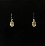 Guld Ørenringe med Facetslebet Lille Dråbe - Prehnit, prenit, lysegrøn, opal, opac, iriserende, champagnefarvet, 5250, 116, sten, ægte, guld, forgyldt, guldbelagt, sterling, sølv, gyldne, lange, festlige, fest, øreringe, hængere, hængeøreringe, farver, krystaller, smukke, flotte, fine, moderne, susanne friis bjørner, pico, enamel, cph, maanesten, stine a, dansk, design, biti, ribe