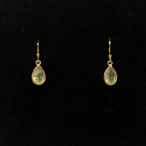 Guld Ørenringe med Facetslebet Lille Dråbe - Prehnit, prenit, lysegrøn, opal, opac, iriserende, champagnefarvet, 5250, 116, sten, ægte, guld, forgyldt, guldbelagt, sterling, sølv, gyldne, lange, festlige, fest, øreringe, hængere, hængeøreringe, farver, krystaller, smukke, flotte, fine, moderne, susanne friis bjørner, pico, enamel, cph, maanesten, stine a, dansk, design, biti, ribe