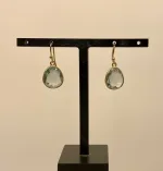 Guld Ørenringe med Oval Facetslebet - Grøn Kvarts, quartz, champagnefarvet. lys, glitrende, sart, grøn, rønne sten, grønne øreringe, øreringe, ørenringe, ørehængere, hængeøreringe, hænge øreringe, stenøreringe, øreringe med sten, ædelsten, grønne ørehængere, agater, agat øreringe, smykker med, festøreringe, galla, ovale sten, ovale øreringe, klar grøn, knaldgrøn, modefarve, 2020. moden, design, tilbud, kvalitet, smukke, store, lette, nikkelfri, specielle, susanne friis bjørner, stine a, maanesten, sandlau, biti, ribe