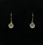Guld Øreringe Runde Facetsten på Creol - Calzedon, hoops, med sten, runde, øreringe, guld. chalzedon, lyseblå, babyblå, pastelblå, aqua, lysegrøn, sart grøn, quarz, fine, specielle, smarte, ægte, guldhoops, biti, ribe, stine a, maanesten, enamel, susanne friis bjørner, dansk, design,
