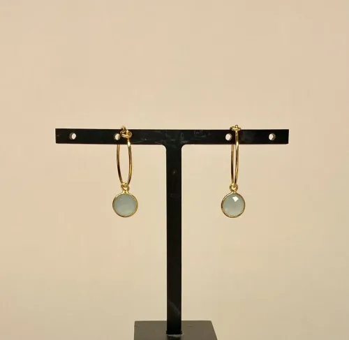 Guld Øreringe Runde Facetsten på Creol - Calzedon, hoops, med sten, runde, øreringe, guld. chalzedon, lyseblå, babyblå, pastelblå, aqua, lysegrøn, sart grøn, quarz, fine, specielle, smarte, ægte, guldhoops, biti, ribe, stine a, maanesten, enamel, susanne friis bjørner, dansk, design,