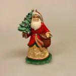 Jim Shore Heartwood Creek 12 cm Julemand med juletræ og Sæk, 6012973, santa with toybag, Jim Shore Heartwood creek 13 cm Julemand med juletræ, cup cake, fristelser, kager, trind, tyk, Jim Shore Heartwood creek - lille Julemand med juletræ i hånden,, Jim Shore Heartwood creek - lille Julemand med juletræ, santa with tree, Jim Shore figur , heartwood creek, jim shore, julemand, julemænd, julemandsfigur, figur, figure, figurer, træfigur, keramisk, håndlavet, samlere, samling, års, specielle, samleobjekt, særlig, flot, biti, ribe, engelske, amerikanske, håndsnittede, håndskårede, træjulemand, julepynt, nisse, santa, peter faber, peters jul,