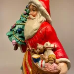 Jim Shore Heartwood Creek 20,5 cm Julemand med Juletræ og Legetøjssæk, 6012904, santa with toys, santa with three and toy bag, guld, juletræ, gavesæk, julefigur, julemandsfigur, træfigur, træskærearbejde, udskåret, træ, santa, gammeldags, peters jul, peter faber, ribe, klassisk, samler, samleobjekt, træjulemand, biti, håndmalet,