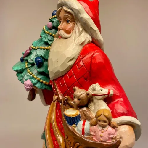 Jim Shore Heartwood Creek 20,5 cm Julemand med Juletræ og Legetøjssæk, 6012904, santa with toys, santa with three and toy bag, guld, juletræ, gavesæk, julefigur, julemandsfigur, træfigur, træskærearbejde, udskåret, træ, santa, gammeldags, peters jul, peter faber, ribe, klassisk, samler, samleobjekt, træjulemand, biti, håndmalet,