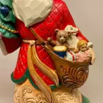 Jim Shore Heartwood Creek 20,5 cm Julemand med Juletræ og Legetøjssæk, 6012904, santa with toys, santa with three and toy bag, guld, juletræ, gavesæk, julefigur, julemandsfigur, træfigur, træskærearbejde, udskåret, træ, santa, gammeldags, peters jul, peter faber, ribe, klassisk, samler, samleobjekt, træjulemand, biti, håndmalet,