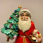 Jim Shore Heartwood Creek 20,5 cm Julemand med Juletræ og Legetøjssæk, 6012904, santa with toys, santa with three and toy bag, guld, juletræ, gavesæk, julefigur, julemandsfigur, træfigur, træskærearbejde, udskåret, træ, santa, gammeldags, peters jul, peter faber, ribe, klassisk, samler, samleobjekt, træjulemand, biti, håndmalet,