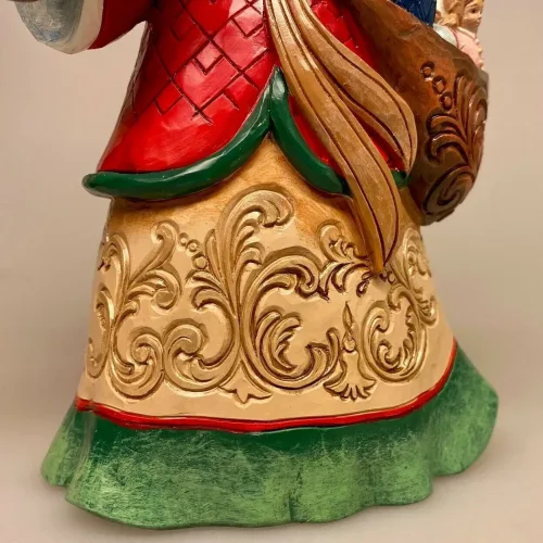 Jim Shore Heartwood Creek 20,5 cm Julemand med Juletræ og Legetøjssæk, 6012904, santa with toys, santa with three and toy bag, guld, juletræ, gavesæk, julefigur, julemandsfigur, træfigur, træskærearbejde, udskåret, træ, santa, gammeldags, peters jul, peter faber, ribe, klassisk, samler, samleobjekt, træjulemand, biti, håndmalet,