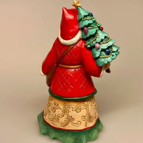 Jim Shore Heartwood Creek 20,5 cm Julemand med Juletræ og Legetøjssæk, 6012904, santa with toys, santa with three and toy bag, guld, juletræ, gavesæk, julefigur, julemandsfigur, træfigur, træskærearbejde, udskåret, træ, santa, gammeldags, peters jul, peter faber, ribe, klassisk, samler, samleobjekt, træjulemand, biti, håndmalet,