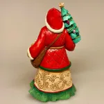 Jim Shore Heartwood Creek 20,5 cm Julemand med Juletræ og Legetøjssæk, 6012904, santa with toys, santa with three and toy bag, guld, juletræ, gavesæk, julefigur, julemandsfigur, træfigur, træskærearbejde, udskåret, træ, santa, gammeldags, peters jul, peter faber, ribe, klassisk, samler, samleobjekt, træjulemand, biti, håndmalet,