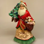 Jim Shore Heartwood Creek 20,5 cm Julemand med Juletræ og Legetøjssæk, 6012904, santa with toys, santa with three and toy bag, guld, juletræ, gavesæk, julefigur, julemandsfigur, træfigur, træskærearbejde, udskåret, træ, santa, gammeldags, peters jul, peter faber, ribe, klassisk, samler, samleobjekt, træjulemand, biti, håndmalet,