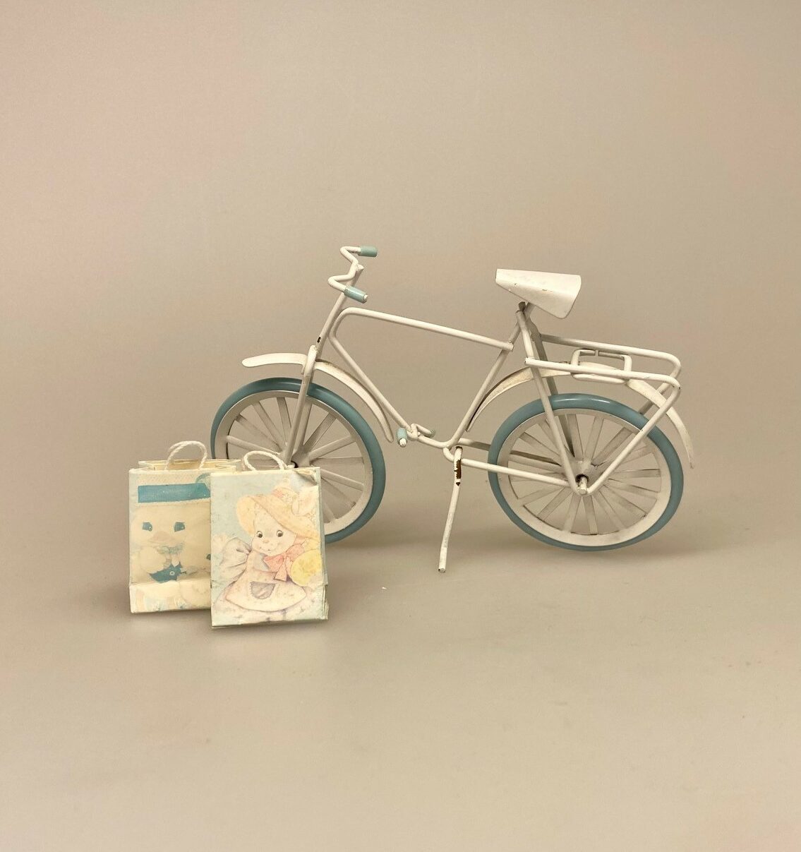 Kun én af Hver - Miniature Cykel med Indkøbsposer, dukkehustilbehør, sjov, sangskjuler, symbolsk, gave, gavekort, ny, cykel, konfirmation, nisser, 1:12, miniaturer, kun, en, unika, retro,