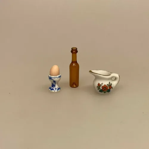 Kun en af hver - Miniature Porcelænskande Lille med Blomst, Miniature Porcelænskande Lille med Blomst, flødekande, lille, bitte, porcelæn, miniaturer, dukkehus, ting til, dukkehuset, nisser, nisserne, nissedør, nissebo, nissehus, tilbehør, sætterkasse, sættekasse, biti, ribe, kaffe, service, kaffebord,