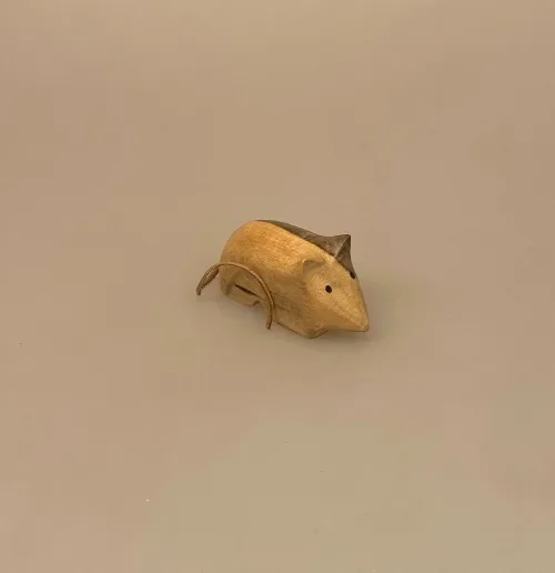 Mus - Håndskåret af træ med læderhale, træmus, mus af træ, træfigur, musefigur, mus, naturmaterialer, håndlavet, håndsnittet, træsnit, læder, håndværk, kunsthåndværk, nordisk,