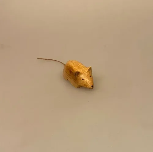 Mus - Håndskåret af træ med læderhale, træmus, mus af træ, træfigur, musefigur, mus, naturmaterialer, håndlavet, håndsnittet, træsnit, læder, håndværk, kunsthåndværk, nordisk,
