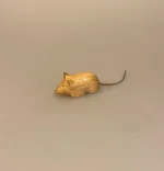 Mus - Håndskåret af træ med læderhale, træmus, mus af træ, træfigur, musefigur, mus, naturmaterialer, håndlavet, håndsnittet, træsnit, læder, håndværk, kunsthåndværk, nordisk,