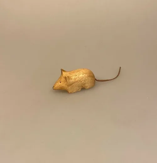 Mus - Håndskåret af træ med læderhale, træmus, mus af træ, træfigur, musefigur, mus, naturmaterialer, håndlavet, håndsnittet, træsnit, læder, håndværk, kunsthåndværk, nordisk,