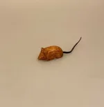 Mus - Håndskåret af træ med læderhale, træmus, mus af træ, træfigur, musefigur, mus, naturmaterialer, håndlavet, håndsnittet, træsnit, læder, håndværk, kunsthåndværk, nordisk,