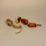 Mus - Håndskåret af træ med læderhale, træmus, mus af træ, træfigur, musefigur, mus, naturmaterialer, håndlavet, håndsnittet, træsnit, læder, håndværk, kunsthåndværk, nordisk,