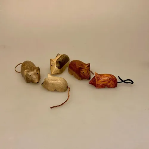 Mus - Håndskåret af træ med læderhale, træmus, mus af træ, træfigur, musefigur, mus, naturmaterialer, håndlavet, håndsnittet, træsnit, læder, håndværk, kunsthåndværk, nordisk,
