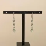 Sølv Ørenringe med 3 Facetslebne Sten - Blå Topas, lyseblå, klar, ren, yndig, feminin, dansk, design, let, fest, tilbehør, hænge, tre sten, lange, lange øreringe, lange ørehængere, ørekæder, chandelier, festøreringe, galla, Sølv Ørenringe med facetslebet Lille Dråbe - Londonblå Krystal, london blå, londonblå, topaz, topas, ædelsten, blå sten, blå øreringe, blå ørehængere, sølvøreringe, sølvørehængere, sølv ørehængere, dråber, dråbeformede, petrol, petrolblå, petroleumsfarvede, petroleumsblå, blækblå, mørkeblå, grønblå, jeansblå, denimblå, ægte, ægte sølv, sterling sølv, små, flotte, dansk design, danske brands, cool, trendy, moderne, fine, lette, nikkelfri, allergivenlige, allergitestede, biti, ribe, susanne friis bjørner, dulong, maanesten, stine a, corydon, pico, julie sandlau