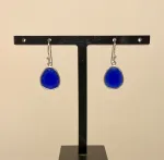 Sølv Ørenringe med Oval Facetslebet - Blå Agat5568, knaldblå, royal, kongeblå, coboltblå, klar, diamantslebet, ædelsten, halvædelsten, øreringe, ørenringe, ørehængere, hængeøreringe, hængere, smykker, galla, fest, festøreringe, elegante, flotte, kvalitet, dansk, design, brands, biti, ribe, usanne friis bjørner, stine a, dulong, maanesten, enamel, sandlau