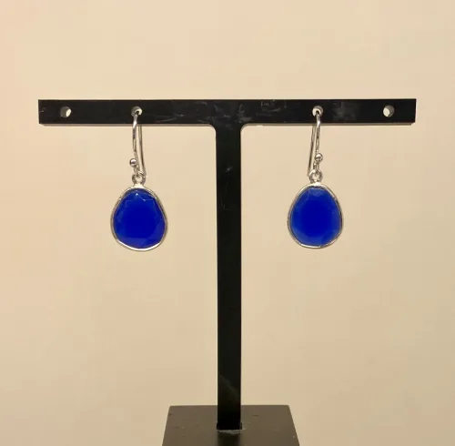 Sølv Ørenringe med Oval Facetslebet - Blå Agat5568, knaldblå, royal, kongeblå, coboltblå, klar, diamantslebet, ædelsten, halvædelsten, øreringe, ørenringe, ørehængere, hængeøreringe, hængere, smykker, galla, fest, festøreringe, elegante, flotte, kvalitet, dansk, design, brands, biti, ribe, usanne friis bjørner, stine a, dulong, maanesten, enamel, sandlau