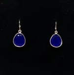 Sølv Ørenringe med Oval Facetslebet - Blå Agat5568, knaldblå, royal, kongeblå, coboltblå, klar, diamantslebet, ædelsten, halvædelsten, øreringe, ørenringe, ørehængere, hængeøreringe, hængere, smykker, galla, fest, festøreringe, elegante, flotte, kvalitet, dansk, design, brands, biti, ribe, usanne friis bjørner, stine a, dulong, maanesten, enamel, sandlau
