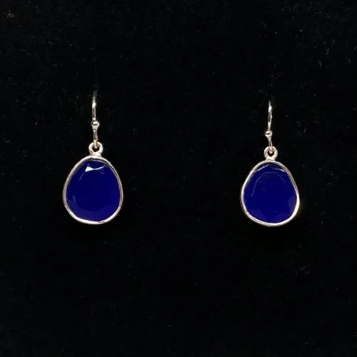 Sølv Ørenringe med Oval Facetslebet - Blå Agat5568, knaldblå, royal, kongeblå, coboltblå, klar, diamantslebet, ædelsten, halvædelsten, øreringe, ørenringe, ørehængere, hængeøreringe, hængere, smykker, galla, fest, festøreringe, elegante, flotte, kvalitet, dansk, design, brands, biti, ribe, usanne friis bjørner, stine a, dulong, maanesten, enamel, sandlau