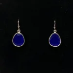 Sølv Ørenringe med Oval Facetslebet - Blå Agat5568, knaldblå, royal, kongeblå, coboltblå, klar, diamantslebet, ædelsten, halvædelsten, øreringe, ørenringe, ørehængere, hængeøreringe, hængere, smykker, galla, fest, festøreringe, elegante, flotte, kvalitet, dansk, design, brands, biti, ribe, usanne friis bjørner, stine a, dulong, maanesten, enamel, sandlau
