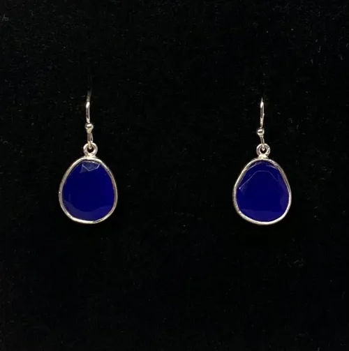 Sølv Ørenringe med Oval Facetslebet - Blå Agat5568, knaldblå, royal, kongeblå, coboltblå, klar, diamantslebet, ædelsten, halvædelsten, øreringe, ørenringe, ørehængere, hængeøreringe, hængere, smykker, galla, fest, festøreringe, elegante, flotte, kvalitet, dansk, design, brands, biti, ribe, usanne friis bjørner, stine a, dulong, maanesten, enamel, sandlau