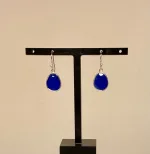 Sølv Ørenringe med Oval Facetslebet - Blå Agat5568, knaldblå, royal, kongeblå, coboltblå, klar, diamantslebet, ædelsten, halvædelsten, øreringe, ørenringe, ørehængere, hængeøreringe, hængere, smykker, galla, fest, festøreringe, elegante, flotte, kvalitet, dansk, design, brands, biti, ribe, usanne friis bjørner, stine a, dulong, maanesten, enamel, sandlau