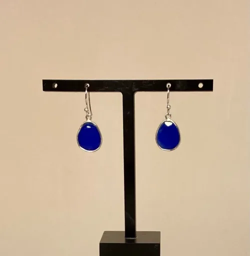 Sølv Ørenringe med Oval Facetslebet - Blå Agat5568, knaldblå, royal, kongeblå, coboltblå, klar, diamantslebet, ædelsten, halvædelsten, øreringe, ørenringe, ørehængere, hængeøreringe, hængere, smykker, galla, fest, festøreringe, elegante, flotte, kvalitet, dansk, design, brands, biti, ribe, usanne friis bjørner, stine a, dulong, maanesten, enamel, sandlau