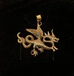 Vikingevedhæng i Bronze - Drage med Vinger og Snoet Hale, kobber, rødlig, gylden, guldfarvet, luftdrage, ildspyende, ildspydende, sølvvedhæng, mytologi, magisk, væsen, eventyr, asgård, udgård, midgård, thor, rollespil, fabeldyr, dragesmykke, dragevedhæng, halskæde,