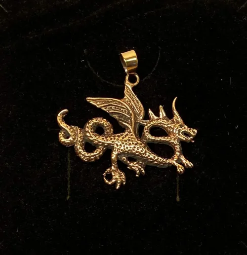 Vikingevedhæng i Bronze - Drage med Vinger og Snoet Hale, kobber, rødlig, gylden, guldfarvet, luftdrage, ildspyende, ildspydende, sølvvedhæng, mytologi, magisk, væsen, eventyr, asgård, udgård, midgård, thor, rollespil, fabeldyr, dragesmykke, dragevedhæng, halskæde,