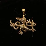 Vikingevedhæng i Bronze - Drage med Vinger og Snoet Hale, kobber, rødlig, gylden, guldfarvet, luftdrage, ildspyende, ildspydende, sølvvedhæng, mytologi, magisk, væsen, eventyr, asgård, udgård, midgård, thor, rollespil, fabeldyr, dragesmykke, dragevedhæng, halskæde,