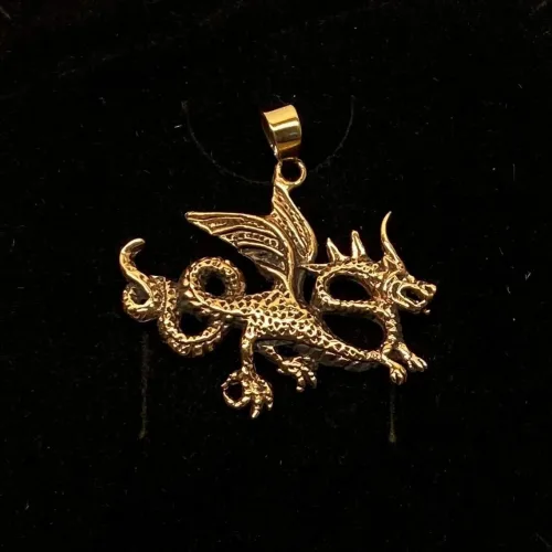 Vikingevedhæng i Bronze - Drage med Vinger og Snoet Hale, kobber, rødlig, gylden, guldfarvet, luftdrage, ildspyende, ildspydende, sølvvedhæng, mytologi, magisk, væsen, eventyr, asgård, udgård, midgård, thor, rollespil, fabeldyr, dragesmykke, dragevedhæng, halskæde,