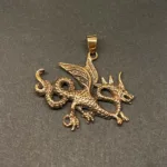 Vikingevedhæng i Bronze - Drage med Vinger og Snoet Hale, kobber, rødlig, gylden, guldfarvet, luftdrage, ildspyende, ildspydende, sølvvedhæng, mytologi, magisk, væsen, eventyr, asgård, udgård, midgård, thor, rollespil, fabeldyr, dragesmykke, dragevedhæng, halskæde,