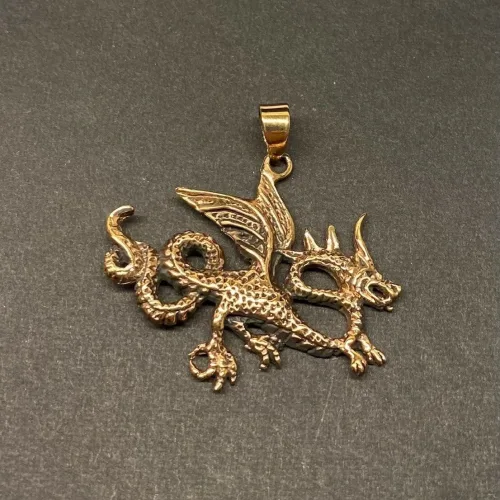 Vikingevedhæng i Bronze - Drage med Vinger og Snoet Hale, kobber, rødlig, gylden, guldfarvet, luftdrage, ildspyende, ildspydende, sølvvedhæng, mytologi, magisk, væsen, eventyr, asgård, udgård, midgård, thor, rollespil, fabeldyr, dragesmykke, dragevedhæng, halskæde,