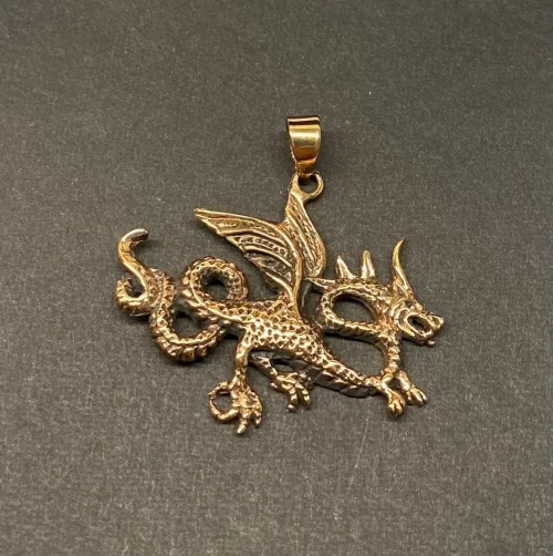 Vikingevedhæng i Bronze - Drage med Vinger og Snoet Hale, kobber, rødlig, gylden, guldfarvet, luftdrage, ildspyende, ildspydende, sølvvedhæng, mytologi, magisk, væsen, eventyr, asgård, udgård, midgård, thor, rollespil, fabeldyr, dragesmykke, dragevedhæng, halskæde,
