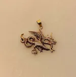 Vikingevedhæng i Bronze - Drage med Vinger og Snoet Hale, kobber, rødlig, gylden, guldfarvet, luftdrage, ildspyende, ildspydende, sølvvedhæng, mytologi, magisk, væsen, eventyr, asgård, udgård, midgård, thor, rollespil, fabeldyr, dragesmykke, dragevedhæng, halskæde,